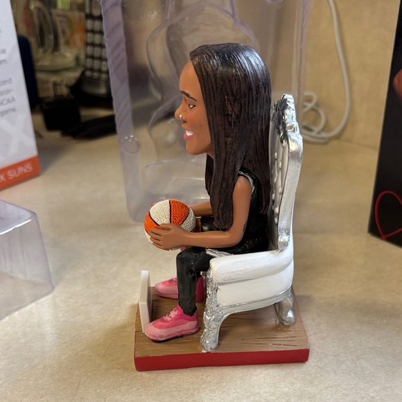 A'ja Wilson #22 Las Vegas Aces Bobblehead with Basketball - Picture 4 of 6